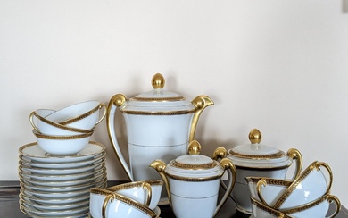 LIMOGES. Partie de service à thé en porcelaine blanche à décor de frises de laurier...