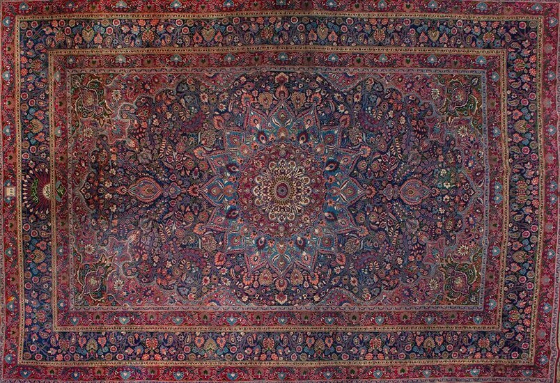 Large antique "Sharc" carpet in wool with profuse vegetable and floral decoration with rosette and poly-lobed centre on maroon field. Complementary colours: blue, brown and pink. Size: 490x335 cm. Exit: 1.800uros. (299.495 Ptas.)