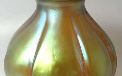 Loetz Vase, irisierend, gut erhalten, H-15 cm, H-17 cm