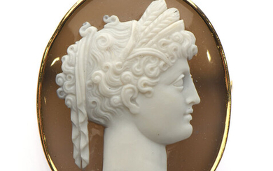 Lot 11 IMPORTANT CAMEE sur agate représentant une jeune femme à l'antique, la chevelure richement ciselé. Monté...