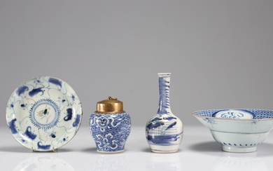 Lot (4) porcelaines blanc bleu époque Qing Poids: 1.00 kg Région: Chine Dimensions: H 160MM...