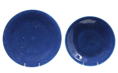 Lot de deux 18°/19° eeuwse Chinese bols in porselein met poederblauw oppervlak - diameters :...