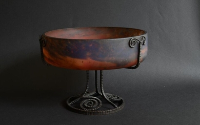 MULLER Brothers, Lunéville. Round cup in orange and blue marbled glass. Wrought iron foot with windings. Signed. Circa 1925-1930. H : 18, Diam : 25 cm. (Precision state : scratches and tiny chips on the edge).