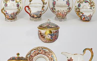 Manifatture diverse, secolo XIX-XX. Lotto composto da cinque diverse tazze con piatto di cui una con coperchio, una zuccheriera e…