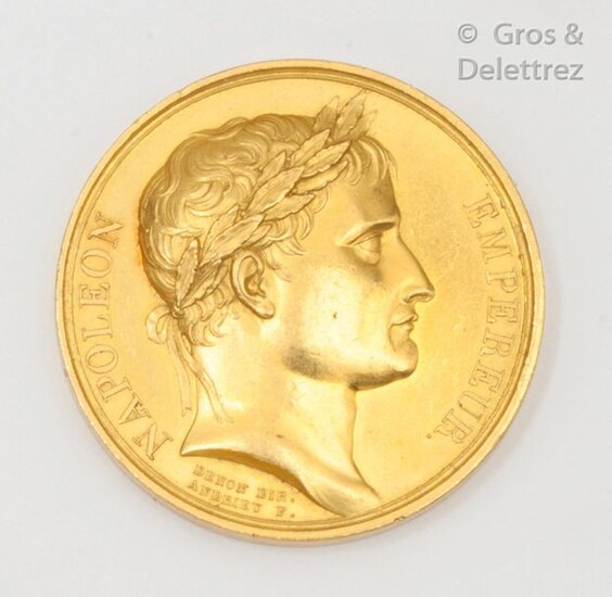 Medal to the bust of Napoleon with the head Laureate in yellow gold given by the emperor. Exhibition at the salon of the year XIII. Diameter : 4cm. Gross weight : 66,1g.
