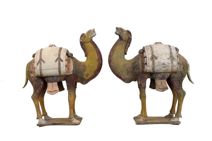 Mingqi, Masterpieces (2) - Terracotta - Magnificent and Extremely Rare Pottery Pair of Camels Laden with Rolled Textiles - China - Northern Zhou Dynasty (557-581 A.D.)