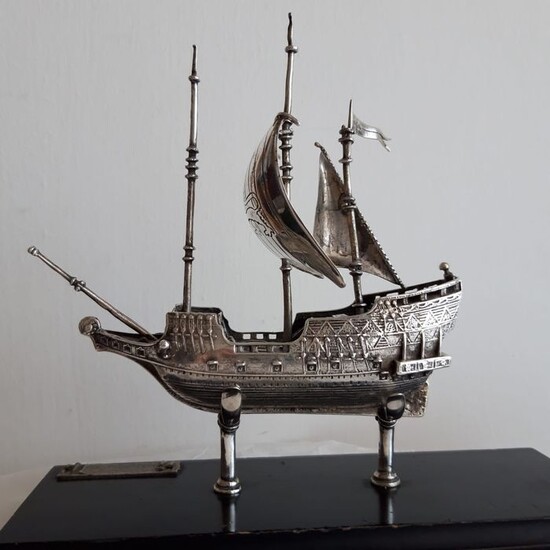 Miniature of the Golden Hind galleon, finely executed - .925 silver - Italy - Second half 20th century