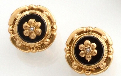 PAIR OF EAR BUTTONS Napoleon III in yellow gold 750 thousandths, onyx and pearl stylizing a flower. Diameter: 1.5 cm Gross weight: 4.6 g A pair of yellow gold, onyx and pearl earrings Napoleon III