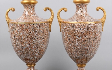 PAIR OF WEDGWOOD PEARLWARE VARIEGATED-PEBBLE SURFACE AGATE TWO-HANDLED VASES AND COVERS
