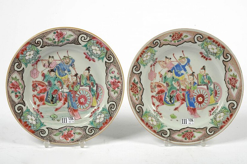 Paire d’assiettes en porcelaine polychrome de Chine dite "Famille rose" décorées d’un "Char de personnages". Epoque: XVIIIème, période Qianlong. Diam.:+/-22,8cm.