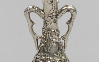Petit vase décoratif en argent. Base ronde, se prolongeant par un corps en forme de...