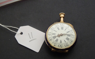 Petite montre de col en or jaune 18K (750/oo), cadran rond à fond émaillé blanc,...