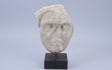 Probablement Smyrne ou ses environs, II-IIIe s. apr. J.-C. Tête sculptée en marbre (divinité féminine...