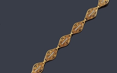 Pulsera con eslabones con diseño de rombo y banda de perlitas en montura de oro amarillo de 18K. S. XIX.