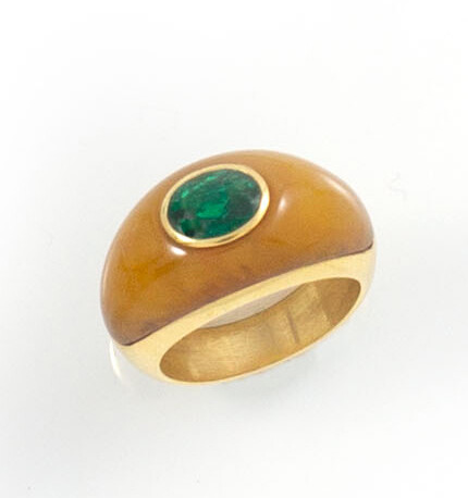 RING in 18K yellow gold holding an emerald of about...