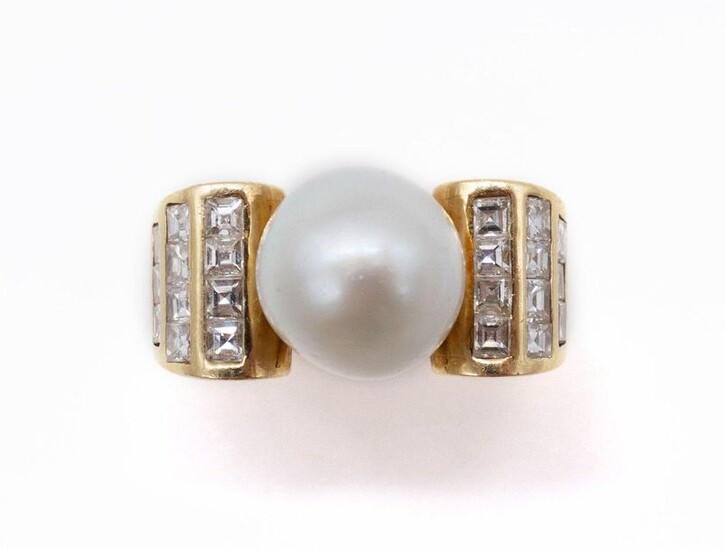 RING in 18K yellow gold retaining in its center a white pearl (untested) with a square diamond pavé. TDD: 48. Gross weight: 12.90 gr. A diamond, pearl and gold ring.