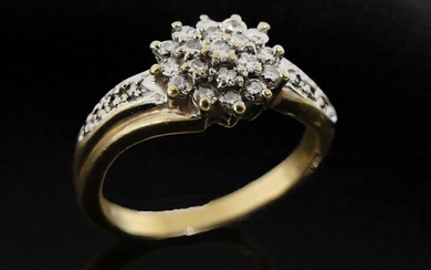 RING in two golds, the bezel in the shape of a flower set with diamonds, the setting enhanced with sparkling diamonds. Gross weight 4.77 g TDD 53/54