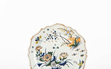 ROUEN Assiette à bords mouvementés à décor polychrome d'insectes, fleurs et panier. 18ème siècle. Etiquette...