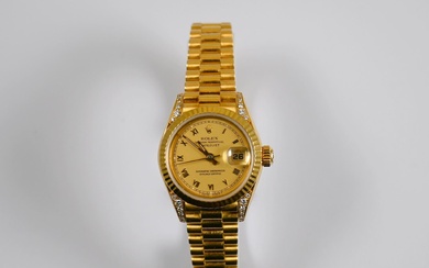 Rolex Oyster Perpetual Datejust, montre de femme en or jaune 18 carats, boitier rond épaulé...