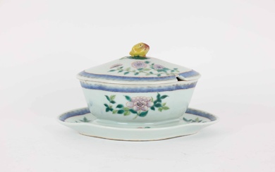 Royal Copenhagen Made in China: Sauce terrine of porcelain on saucer and with lid in Chinese style, 1920s