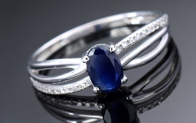 Sapphire solitaire ring of 9 kt. white gold of approx. 0.65 ct