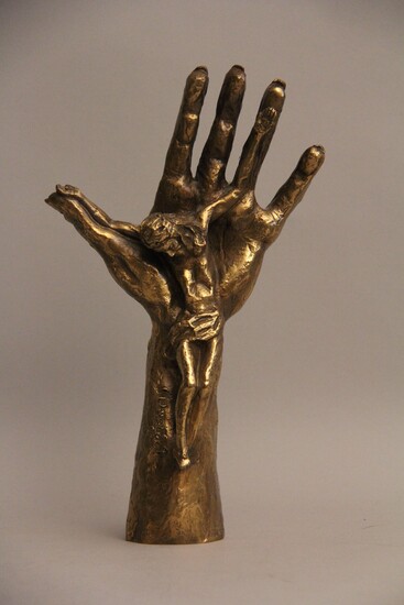 Seiho OUSHI (XXème s.) Main tenant le Christ Sculpture en bronze dorée, signée n°2/99 H : 38 cm.