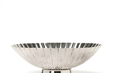 Sigvard Bernadotte: Sterling silver strawberry bowl with fluted relief pattern. Weight 507 g. H. 7 cm. Diam. 22.3 cm.