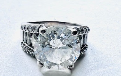 Single stone diamond ring, modern, round brilliant cut diamond...