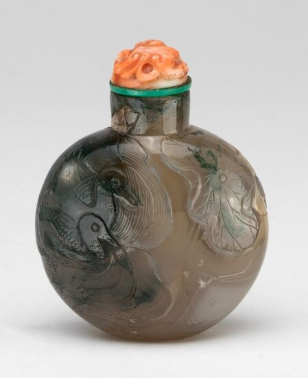 Snuff bottle - Agate - A Finely Carved Agate Snuff Bottle With Ducks And Lotus - China - 18th/19th Century