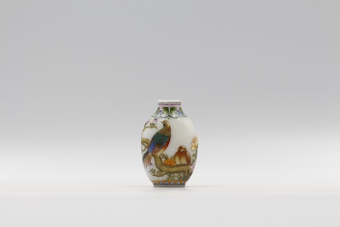 Snuff bottle - Enameled Glass - Flowers and Birds 3 - Signed by apocryphal Qianlong Reign Mark, Dou Mei Rong - China - Mid 20th century