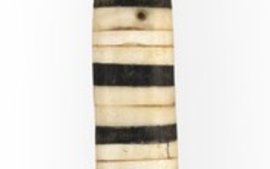 WHALE IVORY AND BALEEN PIE CRIMPER Mid-19th Century...