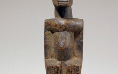 Statuette Dogon (Mali) Personnage debout les bras le long du corps, les mains se rejoignant...