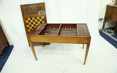 Table dit "tric-trac", en bois de placacage, plateau réversible, (fond intérieur avec accidts ).110X56X67. Epoque...