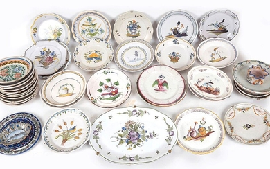 Trente sept assiettes de divers modèles en faïence polychrome essentiellement du XIXème siècle. (Quelques fèles...
