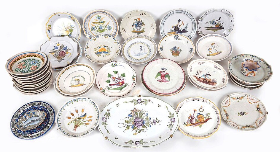 Trente sept assiettes de divers modèles en faïence polychrome essentiellement du XIXème siècle. (Quelques fèles...