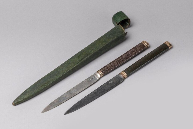 Two TRAVEL KNIPS in a shagreen case. The green case contains two knives, the first one with silver blade, the second one with steel blade. The handles are made of hard stones, ferrules and two-tone gold caps. Punches of the 18th century, especially...