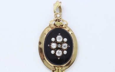 Two-tone 750 thousandths gold brooch pendant holding an oval onyx medallion applied with a floral motif enhanced with old-cut diamonds, probably fine pearls and a crowned rose, underlined and surmounted with friezes and finely chiseled ribbons, the...