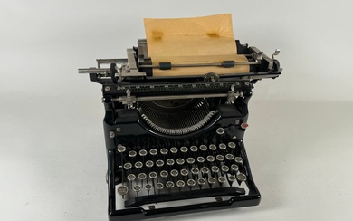 UNDERWOOD. Machine à écrire. 22 x 40 x 30 cm.