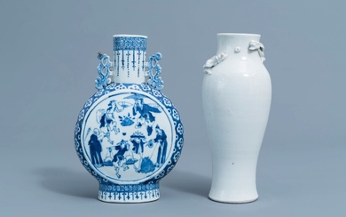 Un vase 'moonflask' en porcelaine de Chine bleu et blanc et un vase blanc de Chine à décor de dragons en relief, 19ème siècle