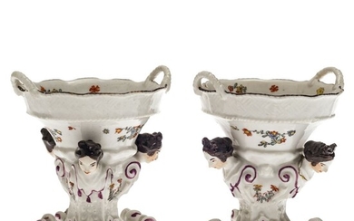 Une paire de coupes à épices - Meissen, vers 1745 Porcelaine. Décor en couleur et...