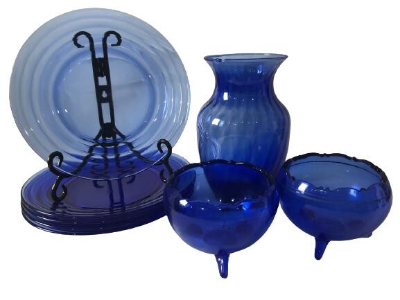 VTG LOT 5 BLUE GLASS PLATES/2 SALSA BOWLS/1 VASE