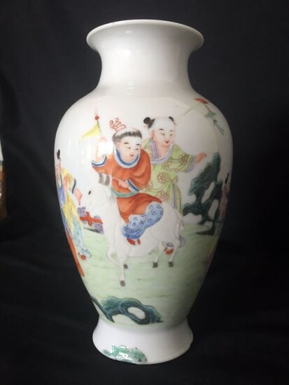 Vase (1) - Fencai - Porcelain - Children - Chinesische seltene 7Babyspielfiguren Vase Republik Periode - China - Republic period (1912-1949)