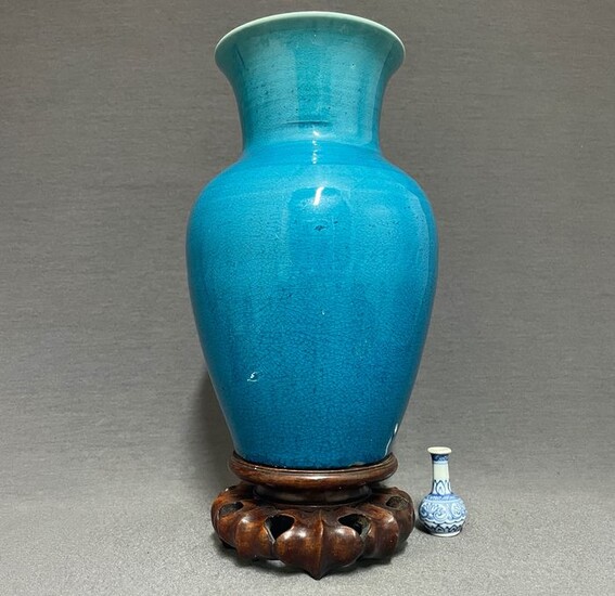 Vase - Porcelain - Magnificent peacock blue vase - Finely crackled glaze - China - 18th century