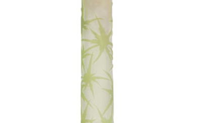 Vase soliflore en verre multicouche signé Gallé. A décor dégagé à l'acide de chardons verts sur fond blanc nuancé rosé, signature à