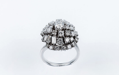 Vintage high jewelery ring in solid white gold setting,...