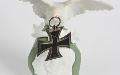 WWI IMPERIAL GERMAN EAGLE SCULPTURE W IRON CROSS