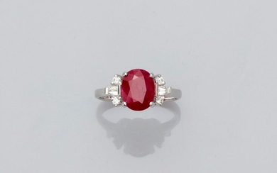 White gold ring, set with an oval ruby weighing approximately 2.90 carats and set with baguette-cut and brilliant-cut diamonds, size: 52/53, weight: 3.8gr. rough.