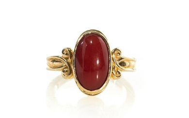 YELLOW GOLD & CORAL COCKTAIL RING, 7g