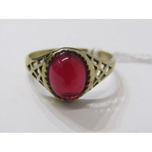 YELLOW METAL, TESTS 9ct GOLD LAB GROWN RUBY RING, cabochon c...