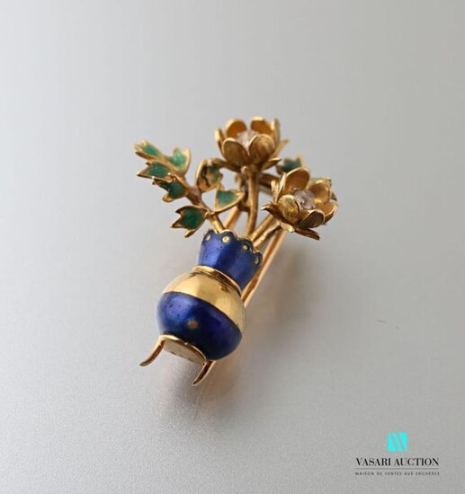 Yellow gold 750 thousandths enamelled clip in the shape of a bouquet of flowers in a vase, the hearts of the two flowers set with small diamonds, French work circa 1960.
